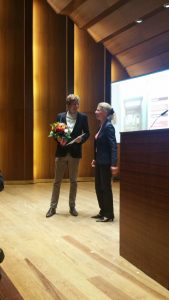 Martin Schmitt bekommt den 2. Preis des Doktorandenforums auf dem 51. Deutschen Historikertag überreicht. 