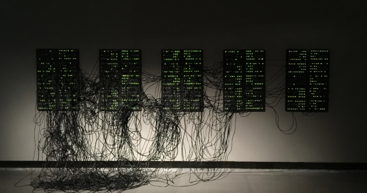 Server und Kabel als unsichtbare Infrastruktur des Digitalen Zeitalters. Die Installation "XXXX.XXX“ von Addie Wagenknecht auf der Transmediale 2017 in Berlin. Foto: Martin Schmitt