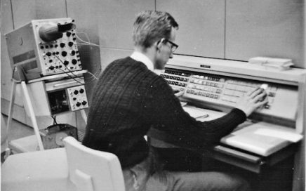 Zeitzeuge Jitze Couperus um 1965 an der ICT 1500 sitzend.