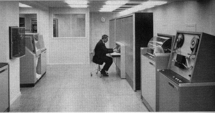 Mann vor Computer im Rechenzentrum einer Sparkasse